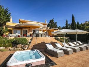 dom z jacuzzi i leżakami w obiekcie Villa Vale De Lapa, Amazing Sea Views, Heated Swimming Pool, Jacuzzi, Ac - Stunning House w mieście Carvoeiro