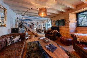 TV a/nebo společenská místnost v ubytování Maison en pierre, piscine et jardin proche mer + 40 fotografií
