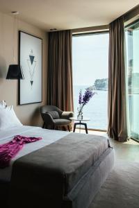 Voodi või voodid majutusasutuse Ravishing Stikovica Villa 5 Bedrooms Villa Ocean Serenity Private Pool toas