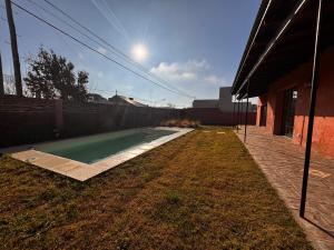 a swimming pool in the yard of a house at La Arequera in San Antonio de Areco