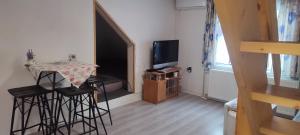 Μια τηλεόραση ή/και κέντρο ψυχαγωγίας στο Apartmán Ema +5 φωτογραφίες