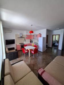 a living room with a couch and a table at Sunset Spille in Rrogozhinë