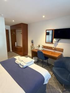 Postel nebo postele na pokoji v ubytování Chase Hotel