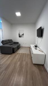 TV a/nebo společenská místnost v ubytování Apartamento à 100 metros do mar - Meia Praia