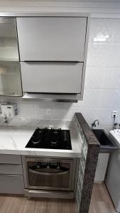 Kuchyň nebo kuchyňský kout v ubytování Apartamento à 100 metros do mar - Meia Praia + 27 fotografií