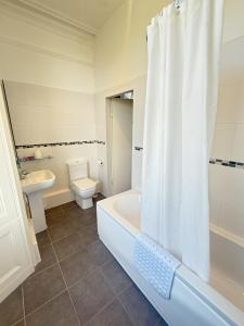 Koupelna v ubytování Chase Hotel