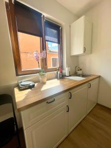 Η κουζίνα ή μικρή κουζίνα στο Studio Marin in front of the highest bell tower in Istria