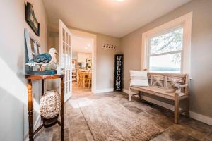 Χώρος καθιστικού στο Cozy Keyes Cottage