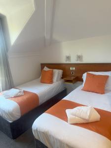 Postel nebo postele na pokoji v ubytování Chase Hotel