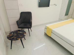 グルガオンにあるBancourt appartmentの黒い椅子と椅子