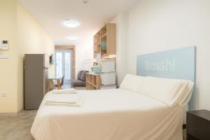 Кровать или кровати в номере Apartamentos Turísticos As Burgas 6 by Bossh! Hotels