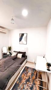 Μια τηλεόραση ή/και κέντρο ψυχαγωγίας στο Small Loft of Indah Living
