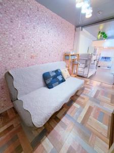 東京にある25平米1Floor studio Max 4P 上北沢sta 4mins Akira&chacha guest homeのピンクの壁、ベッド1台付きのベッドルーム1室