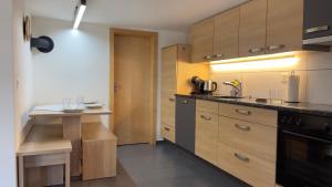 Kuchyň nebo kuchyňský kout v ubytování Ferienwohnung Slavica Dorfstrasse 94 Randa