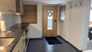 Kuchyň nebo kuchyňský kout v ubytování Ferienwohnung Slavica Dorfstrasse 94 Randa