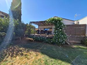 a backyard with a house with a water fountain at Villa Evasion Soleil in Poussan