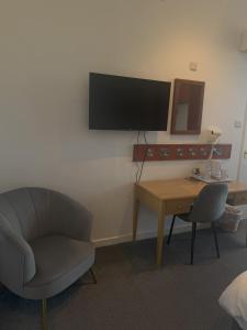 TV a/nebo společenská místnost v ubytování Chase Hotel