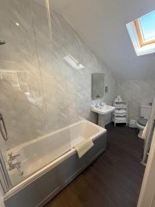 Koupelna v ubytování Chase Hotel
