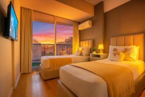 布宜诺斯艾利斯Modern&New Apartment in Palermo - by BueRentals的有两张床和一扇大窗户的酒店房间