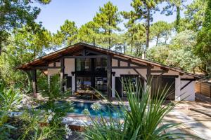 Κήπος έξω από το Villa Les Pins Agalis with swimming pool