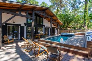 Πισίνα στο ή κοντά στο Villa Les Pins Agalis with swimming pool