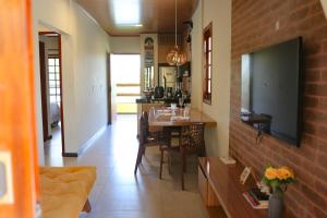 a living room with a table and a dining room at Vila dos Poetas - 02 quartos - GD in Barreirinhas