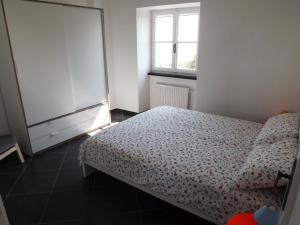 1 dormitorio con cama y ventana en La Rimessa, en Bonassola