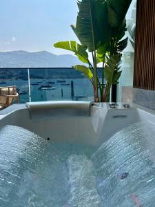 eine Badewanne mit Topfpflanze in der Unterkunft Rea Boutique Hotel in Himarë