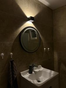 ペヤにあるSerana Staysの洗面台と鏡のあるバスルーム +20枚の写真