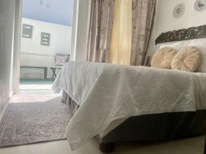 En eller flere senge i et værelse på Beachfront Studio Flat