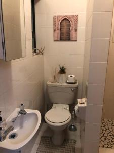 Et badeværelse på Beachfront Studio Flat