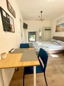 Ένα ή περισσότερα κρεβάτια σε δωμάτιο στο Studio Marin in front of the highest bell tower in Istria