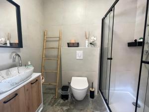 Ένα μπάνιο στο Studio Marin in front of the highest bell tower in Istria