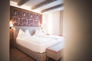 Una cama o camas en una habitación de Arthotel Gratschwirt 42 fotos más