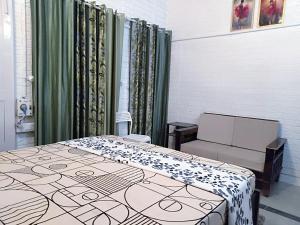 une chambre avec un lit, une chaise et des rideaux dans l'établissement Men-only COZYCORNER, à Lucknow