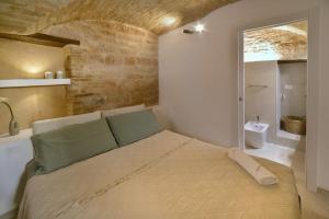 Un dormitorio con una cama grande en una habitación. en Auditorium Rooms, en Foligno
