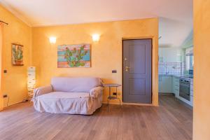 Una sala de estar con una silla y una mesa. en Il mare in terrazza, en Porto Azzurro 26 fotos más