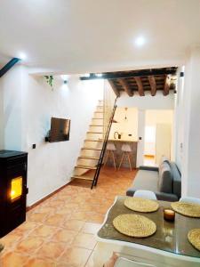 a living room with a couch and a table at Casa Ariadna in Bocairent