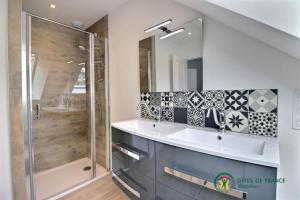 a bathroom with a sink and a shower at La grange in Ploeren +16 photos