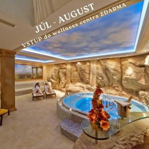 Piscina di Hotel Stefanik o nelle vicinanze