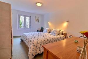 a bedroom with a bed and a wooden table at Villa cafe marrec 4 in Port-Louis
