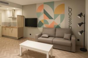 Telewizja i/lub zestaw kina domowego w obiekcie Apartamentos Turísticos y Habitaciones Cidade Vella by Bossh! Hotels