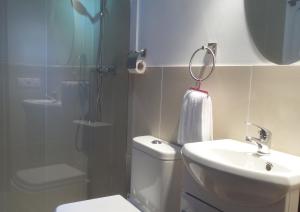 Koupelna v ubytování New Andalusian House 31 Free Private Parking + 24 fotografií