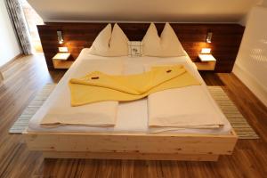 Postel nebo postele na pokoji v ubytování Hotel Gasthof zur Linde