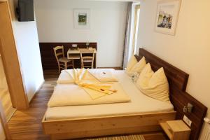 Postel nebo postele na pokoji v ubytování Hotel Gasthof zur Linde