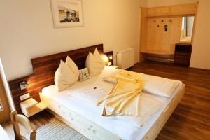 Postel nebo postele na pokoji v ubytování Hotel Gasthof zur Linde