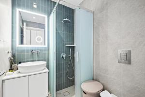 LivadhiaにあるArtemis 205 - Seaside Storiesのシャワー、トイレ、洗面台を備えたバスルーム