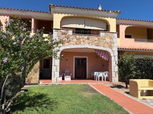 a villa with a patio and an archway at Rúnkina in Monte Petrosu