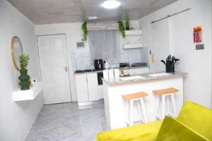 Η κουζίνα ή μικρή κουζίνα στο Optimum Stay Self Catering Accommodation - Junior Suite +6 φωτογραφίες