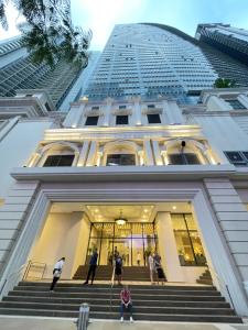 マニラにあるCozy place across Mitsukoshi Mallの目の前に人が立つ建物